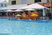 Grand Turk.<br>Le bar de la piscine de Margaritaville.<br>On peut payer en liquide ?