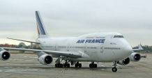Le Boeing 747-400, matricule F-GEXB, vient d'arriver de Roissy et se gare à la porte H8 de l'aéroport de Miami.<br>C'est une vieille poubelle volante, datant de 1991, ayant volé pour UTA, et rachetée par Air-France en 1993. L'intérieur est sérieusement défraichi, dépourvu de système vidéo individuel: bonjour l'image de la France...