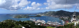 La baie de Charlotte-Amalie.<br> Au premier plan, de gauche à droite, les paquebots de croisière <i>Emerald Princess</i> (encore lui ???), <i>Carnival XX</i> (nom non retenu) et <i>Celebrity Constellation</i>. Comme on n'est pas venu à la nage, le <i>Grand Princess</i> se trouve quelque part ailleurs sur la photo: saurez-vous le retrouver ?