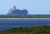 A l'horizon, le <i>Costa Atlantica</i> mouille devant l'ile Catalina, ile privée de la compagnie Costa.<br>52 semaines auparavant, nous y étions.<br><br><i>On tourne en rond merde, on tourne en rond merde, on tourne en rond merde. On tourne en rond !</i> (Bernard Blier dans <i>Le grand blond avec une chaussure noire</i>)