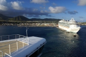 Vue du port de Basse-Terre, depuis le pont du <i>Grand Princess</i>.<br>A quai, l'<i>Emerald Princess</i>.<br>Notre départ a lieu dans un concerto de sirènes, chaque commandant de bord voulant avoir le dernier mot. Non mais !