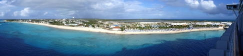 Panoramique sur Grand Turk, depuis le balcon de notre cabine.<br>Remarquez l'ombre portée par le navire.