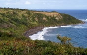 L'ile étant d'origine volcanique, toutes les roches sont noires.<br>y compris le sable des plages. Pas très engageant...