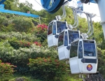 Le <i>Skyride</i> permet de monter à 300 mètres d'altitude.<br>Notez l'absence de support pour placer ses skis: pas très pratique, quand même...