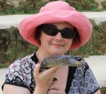 [no_rights] Site Maya d'Altun Ha, Bélize.<br>Après ses déboires avec le perroquet de Roatan,<br>Sophie a pris des mesures drastiques pour protéger ses ongles. Non mais...