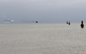 [no_rights] Port de Bélize.<br>Le <i>Costa Mediterranea</i> a mouillé l'ancre à environ 7 km du port.<br>Il n'y a pas assez de fond pour approcher plus près,<br>et depuis le coup du <i>Concordia</i>, on est devenu prudent chez Costa...<br>Au centre, une chaloupe vient nous chercher.