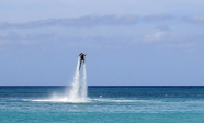 [no_rights] Seven Mile Beach, Grand Cayman island, 24 décembre 2012.<br>Cette année, le Père Nol a échangé ses rennes contre des fusées à eau pressurisée.<br>On vit vraiment une drôle d'époque...
