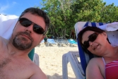 [no_rights] Seven Mile Beach, Grand Cayman island, 24 décembre 2012.<br>Ne vous fiez pas à nos têtes. On est en pleine réflexion.<br>Et il y a de quoi: le foie gras italien de ce soir sera-t-il bon ?