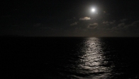 [no_rights] <i>Costa Mediterranea</i>, au large du Honduras.<br>La lune va se coucher sur la Mer des Caraïbes.<br>En dessous, le point blanc est la planète Jupiter.<br><font size=-1>Canon EOS60D + Sigma 17-50 mm 1:2.8. 6400 ISO, 1/10 s, F 3.5.</font>