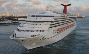 [no_rights] Port de Miami, Floride.<br>Le <i>Carnival Destiny</i> quitte le port.<br>Au loin, le <i>Celebrity Constellation</i> s'éloigne vers l'Atlantique.