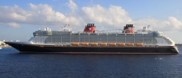 [no_rights] George Town, Grand Cayman island.<br>Alors que nous étions à la plage, le <i>Disney Fantasy</i> est venu se garer en double file.<br>Encore un qui a gagné son permis bateau à Disneyland...
