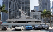 [no_rights] Miami, Floride.<br>Au premier plan, Ferrari, Ford Mustang, Maserati, Porsche.<br>Derrière, le <i>Just J's</i>. Que des moyens de locomotion ordinaires, somme toute.