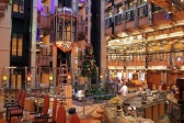 [no_rights] Paquebot <i>Costa Mediterranea</i>.<br>Le sapin de Nol est en cours d'assemblage, dans l'atrium.