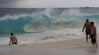 [no_rights] Plage d'Atlantis, Paradise Island, Bahamas.<br>Pas très calme, l'Océan atlantique.<br>Le baigneur de gauche en perd son maillot...