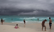 [no_rights] Plage d'Atlantis, Paradise Island, Bahamas.<br>Le ciel devient de plus en plus menaçant.<br>Comme nous sommes le 21 décembre 2012, on se pose des questions...