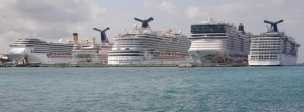 [no_rights] Port de Nassau, Bahamas.<br>De gauche à droite: <i>Costa Mediterranea</i>, <i>Carnival Sensation</i>, <i>Carnival Breeze</i>, <i>Norvegian Epic</i>, <i>Carnival Miracle</i>.<br>Certains jours, jusqu'à 12000 touristes sont déversés en ville, pour quelques heures.<br>On frémit en pensant au chiffre d'affaire réalisé en une journée.