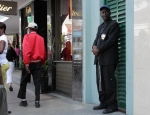 [no_rights] Nassau, Bahamas.<br>Pas de problème de braquage de bijouterie: un vigile armé d'un fusil à pompe suffit à calmer les ardeurs des plus déterminés.<br>On ne sait pas si l'arme est chargée; le vigile, en revanche...