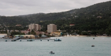 [no_rights] Ocho Rios, Jamaïque.<br>Vue générale, à l'arrivée du navire.<br>Au premier plan, au centre, la vedette de la police. A droite, la vedette du pilote du port.