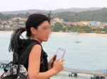 [no_rights] Ocho Rios, Jamaïque.<br>Ah non, là ça dépasse les bornes, madame.<br>On ne prend pas des photos avec un iPad, voyons: vous avez l'air vraiment tarte !