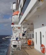[no_rights] Pont promenade du <i>Costa Mediterranea</i>.<br>C'est ici que l'on doit se rassembler en cas d'abandon du navire.<br>Je ne sais pas pourquoi, mais j'ai envie de vérifier que tout fonctionne bien...