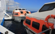 [no_rights] <i>Costa Mediterranea</i>, île de Roatan, Honduras.<br>Le quai ne pouvant pas nous accueillir, nous devons nous rendre à terre par chaloupe.<br>En haut à gauche, les élingues des chaloupes pendent.