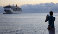 [no_rights] <i>Costa Mediterranea</i>, île de Roatan, Honduras.<br>Et encore un hurluberlu qui shoote avec une tablette !