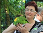[no_rights] Ile de Roatan, Honduras.<br>Sophie est en difficulté: un perroquet veut lui manger les ongles.<br>Il semble trouver le vernis à son goût.