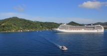 [no_rights] Ile de Roatan, Honduras.<br>Le <i>MSC Poesia</i> est à quai.<br>Au premier plan, une chaloupe du <i>Costa Mediterranea</i> fait la navette entre le quai et le navire.