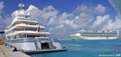 Bridgetown, île de La Barbade.<br>Le très luxueux yacht <i>Mayan Queen</i> a précédé le <i>Grand Princess</i>.
