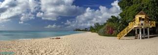 Île de La Barbade.<br>Brandons Beach, près de Bridgetown.<br>Le plus dur, c'est de se trouver une place parmi la foule...