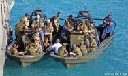 Bridgetown, île de La Barbade.<br>L'équipage du HSV 2 se prépare à partir en mission.