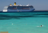 République Dominicaine<br>Île Catalina.<br>Le <i>Costa Atlantica</i> mouille l'ancre au large.