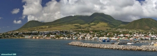 Saint Kitts et Nevis.<br>Le port de Basseterre.<br>La terre est basse, mais les nuages aussi !