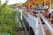 Saint Kitts et Nevis.<br>Le <i>St Kitts Scenic Railway</i>.<br>Ambiance décontractée à bord, idéale pour les petits vieux !