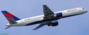 Île de Saint Thomas, Îles vierges américaines.<br>La proximité entre le paquebot et l'aérodrome nous donne l'occasion d'assister à un intense ballet aérien.<br>Ici, un Boeing 757-232 de Delta Airlines.
