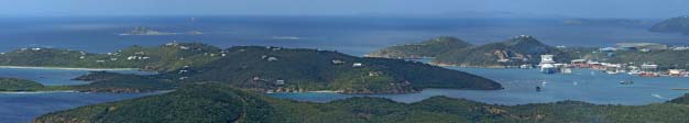 Île de Saint Thomas, Îles vierges américaines.<br>Vue panoramique du port de Charlotte Amalie, depuis <i>Paradise Point</i>.<br>A droite, de face, le <i>Grand Princess</i>.