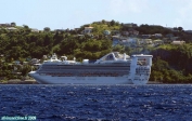 Saint Vincent et les Grenadines.<br>Le <i>Grand Princess</i>, amarré dans le port de Kingstown.