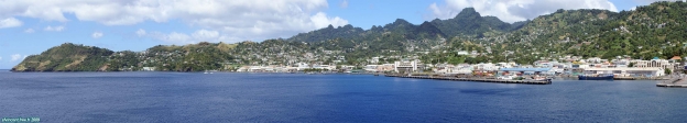 Saint Vincent et les Grenadines.<br>Vue panoramique sur le port de Kingstown, depuis le pont du <i>Grand Princess</i>.