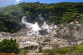Sainte Lucie, aux Antilles.<br><i>Sulphur Springs</i>: des gisements de soufre et de sulfure d'hydrogène (H<sub>2</sub>S).<br>L'odeur d'oeuf pourri est absolument épouvantable. Mais notre guide insiste sur le côté positif: au moins, il n'y a ni moustiques, ni serpents !<br>Ah bon, dans ce cas...