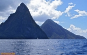Sainte Lucie, aux Antilles.<br><i>La Soufrière</i>, également appelée <i>Qualibou</i>, avec ses 2 pitons de lave.
