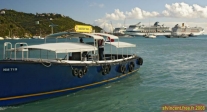 Philipsburg, Saint Martin, aux Antilles.<br>Pour relier la ville au quai des navires de croisière, il faut prendre le Taxi !