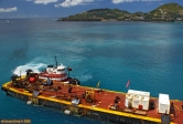 Philipsburg, Saint Martin, aux Antilles.<br>Pas de TVA, pas de TIPP, 1.5 dollars par Euro: c'est le moment de refaire le plein du navire, via une barge de ravitaillement !