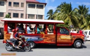 Île de Tortola (Îles vierges britanniques)<br>Un taxi aux couleurs de la trilogie <i>Pirates des Caraïbes</i>