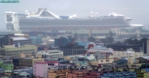 Île de Trinidad.<br>Le <i>Grand Princess</i>, vu depuis les hauteurs de Port of Spain.<br>Ce cliché a été pris sous une pluie battante: il a fallu pousser <i>Photoshop</i> dans ses derniers retranchements pour obtenir quelque chose d'acceptable.