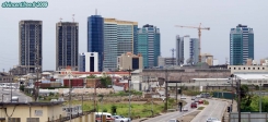 Île de Trinidad.<br>Buildings de Port of Spain.<br>Notez que les 2 buildings de gauche figurent sur le verso du billet de 100 TTD.<br><font size=-1>Notez aussi que les véhicules circulent à gauche, héritage britannique...</font>