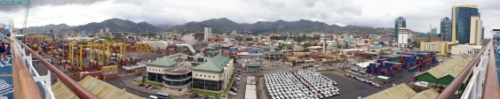 Île de Trinidad.<br>Panorama à 180 degrés sur Port of Spain, depuis le pont du <i>Grand Princess</i>.<br>Ah, la vue imprenable sur les containers, et le ballet incessant des camions et des grues: le PA-RA-DIS, on vous dit !