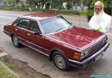 Île de Trinidad.<br>Nous nous sommes trouvé une voiture avec chauffeur, un vieil Indien, nommé Samuel Kahn. Il nous a fait faire une visite de la ville, et emmené hors des circuits touristiques classiques, vers le district indien.<br><font size=-1>Contrairement aux apparences, la voiture est très vieille, et très défraîchie. Néanmoins, l'air conditionné fonctionne, et c'est le plus important, dans cette moiteur !</font>