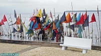 Île de Trinidad, Temple by the Sea.<br>Les drapeaux sont placés par des personnes souhaitant honorer un dieu. Il y a un type de drapeau par dieu.