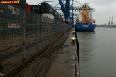 [no_rights] <i>Beatrix Haven</i>, port de Rotterdam.<br>Le <i>Samskip Express</i> se trouve devant le <i>Samskip Courier</i>.<br>Nous devons emprunter un étroit passage entre la zone de stockage des conteneurs et le bord du quai.