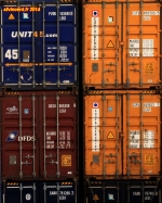 Cargo porte-conteneurs <i>Samskip Express</i>.<br>Les codes identifiant les propriétaires des conteneurs sont consultables sur le site du<br><a href='http://www.bic-code.org/' target='_blank'>Bureau International des Containers et du Transport Intermodal</a>.<br>Du coup, le décodage des conteneurs de l'image ci-dessous est un jeu d'enfant.<br>PVDU: société <a href='http://www.unit45.com/' target='_blank'>UNIT45</a>; CSFU: société <a href='http://www.containershipsgroup.com/' target='_blank'>CONTAINERSHIPS LTD OY</a>;<br>CRXU: société <a href='http://www.cronos.com/' target='_blank'>CRONOS EQUIPMENT (BERMUDA) LTD</a>; SANU: société <a href='http://www.samskip.com/' target='_blank'>SAMSKIP HF</a>